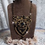 Kleopatra-Halskette, bestickt mit einem schwarzen Onyx, Perlen und Rocailles 